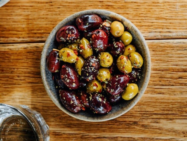 Mixed marinated olives (60g)